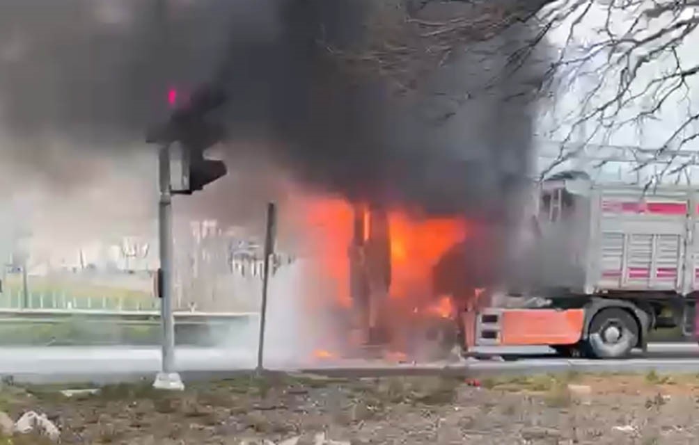 samsunda-seyir-halindeki-tirin-kupasi-alevlere-teslim-oldu