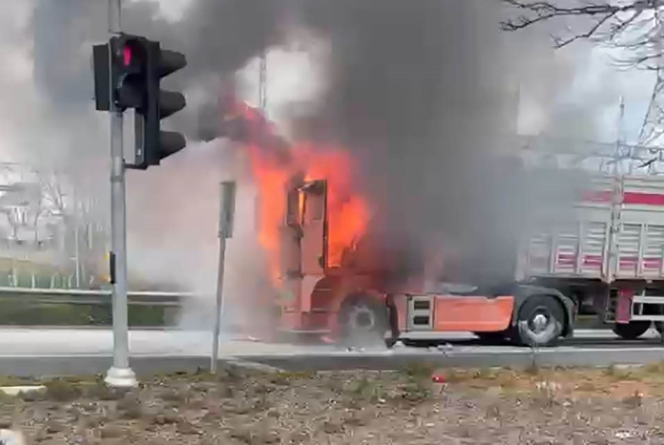 samsunda-seyir-halindeki-tirin-kupasi-alevlere-teslim-oldu