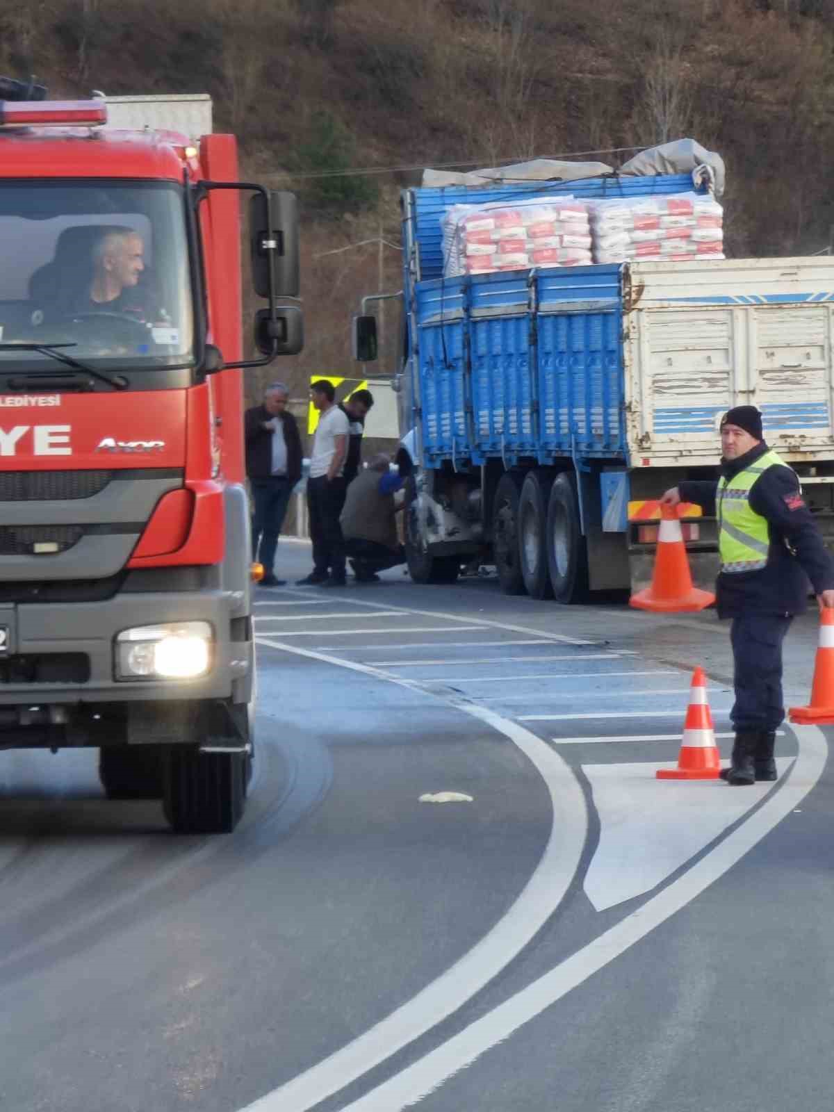 samsunda-viraji-alamayan-motosiklet-kamyonla-carpisti-1-olu