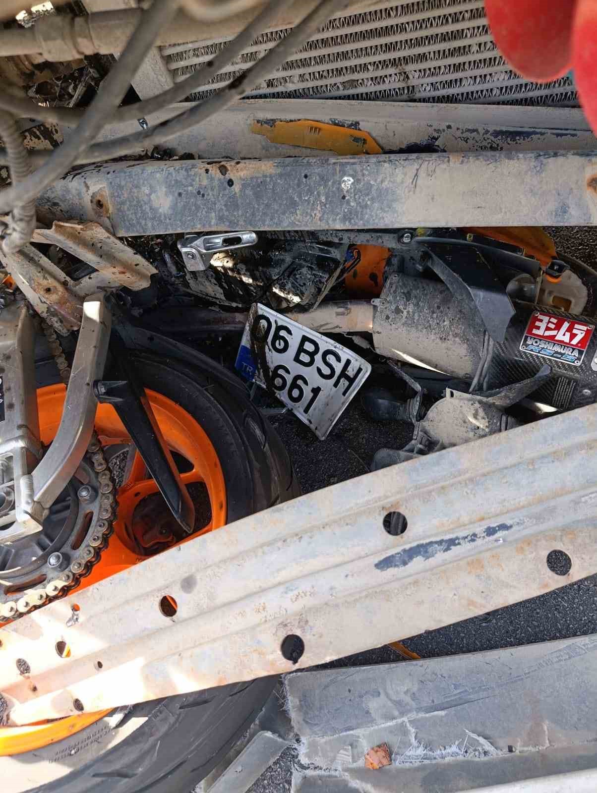 samsunda-viraji-alamayan-motosiklet-kamyonla-carpisti-1-olu