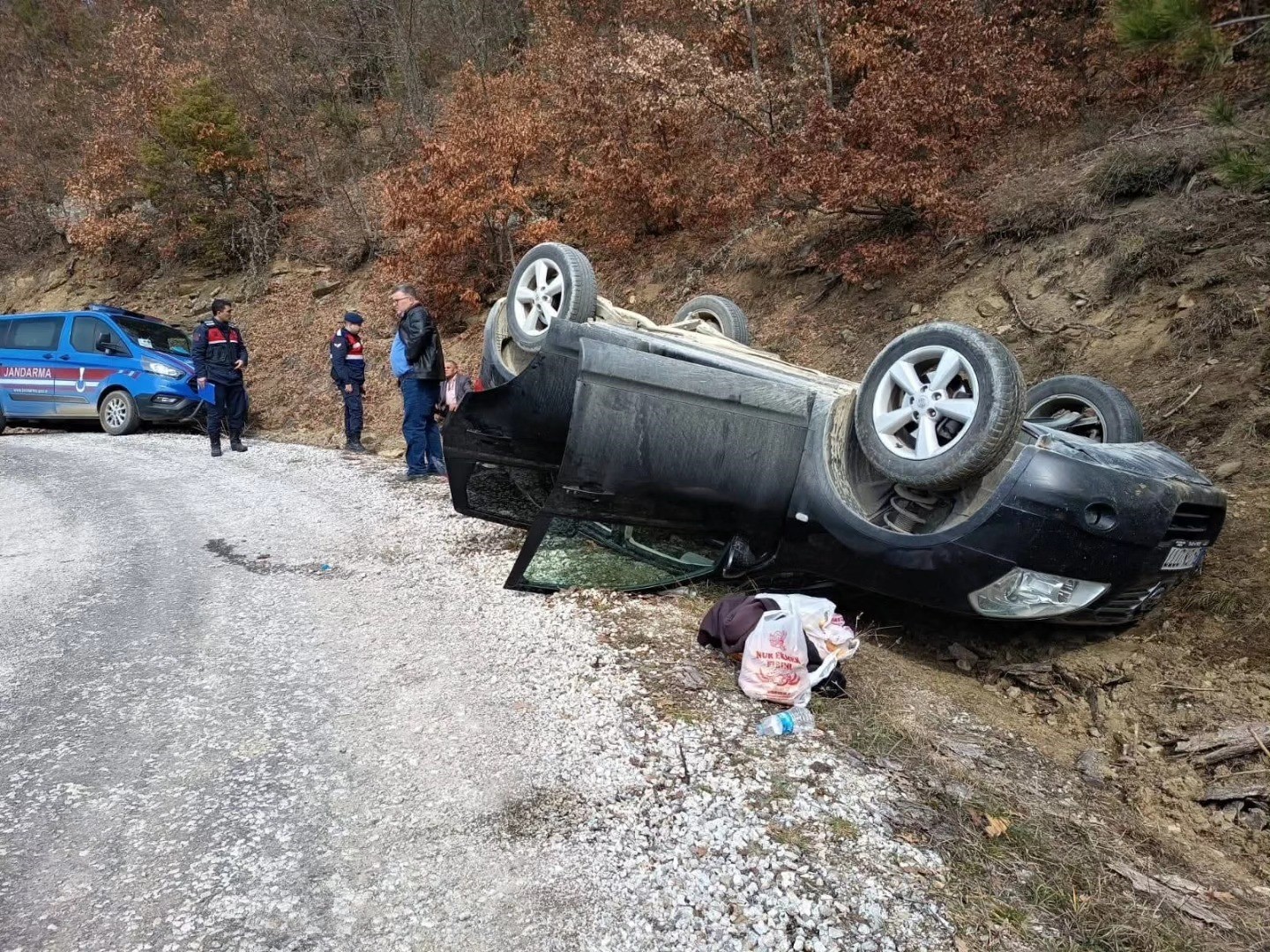 sinopta-kontrolden-cikan-arac-takla-atti