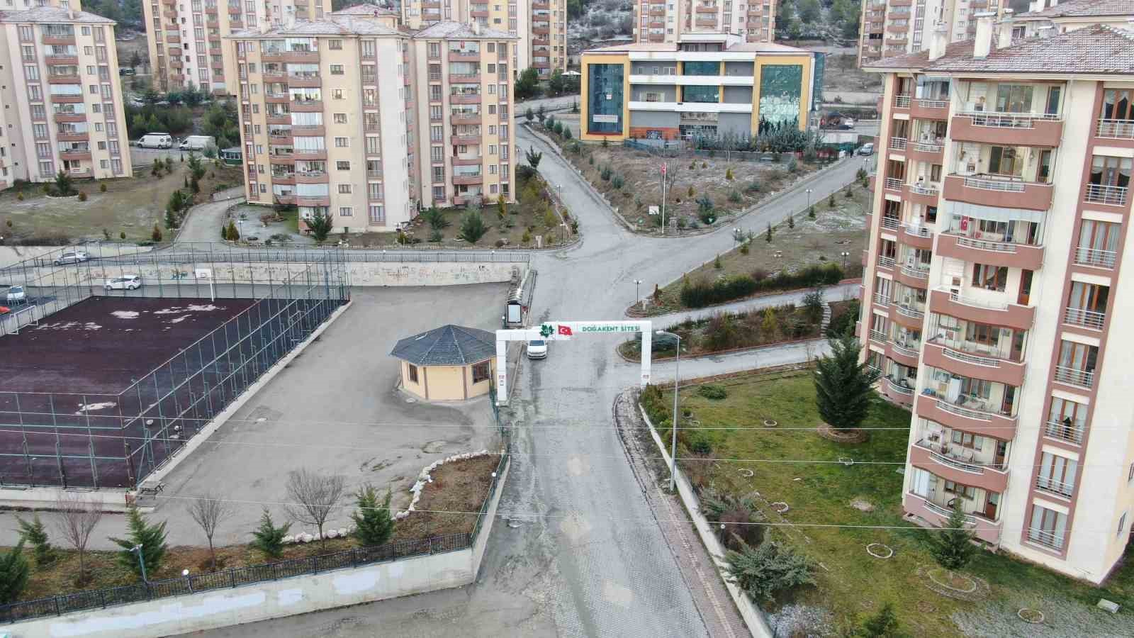 sokak-kopeklerinin-saldirisina-ugrayan-kadini-vatandaslar-kurtardi-o-anlar-kamerada