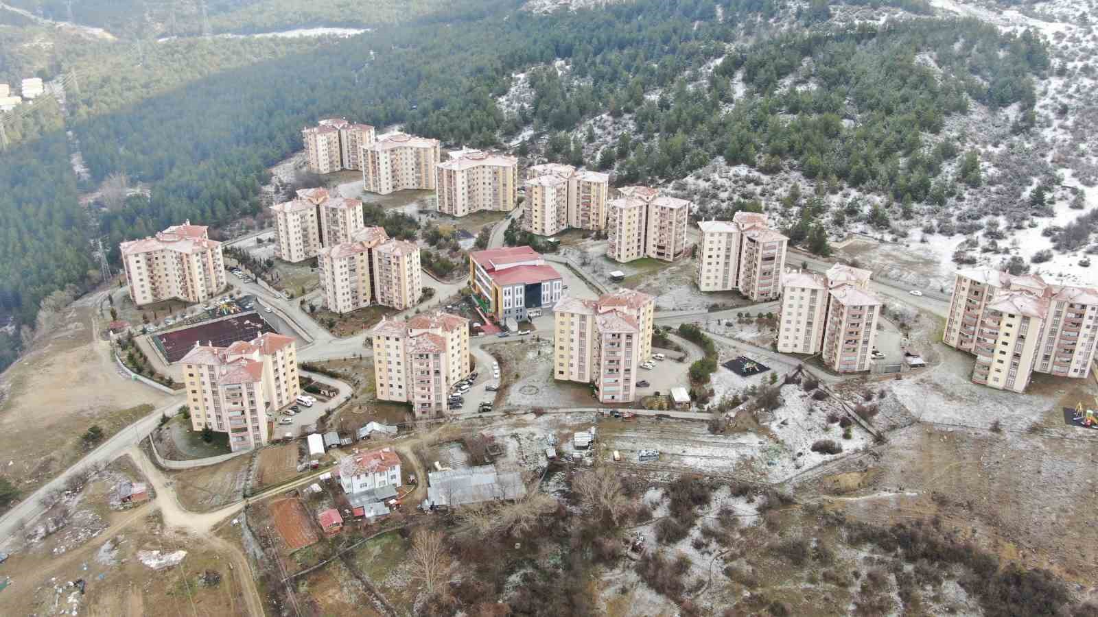 sokak-kopeklerinin-saldirisina-ugrayan-kadini-vatandaslar-kurtardi-o-anlar-kamerada