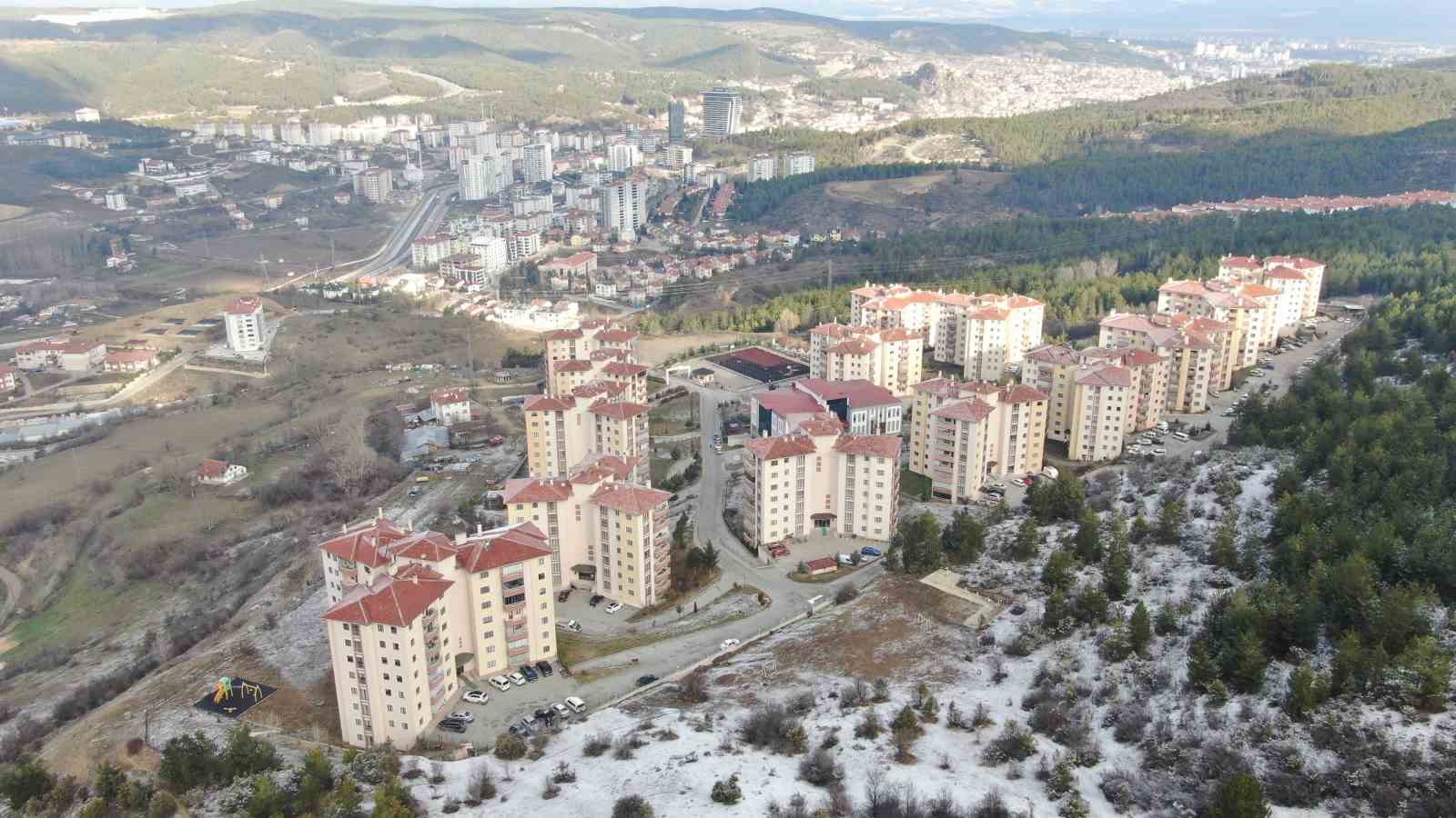 sokak-kopeklerinin-saldirisina-ugrayan-kadini-vatandaslar-kurtardi-o-anlar-kamerada