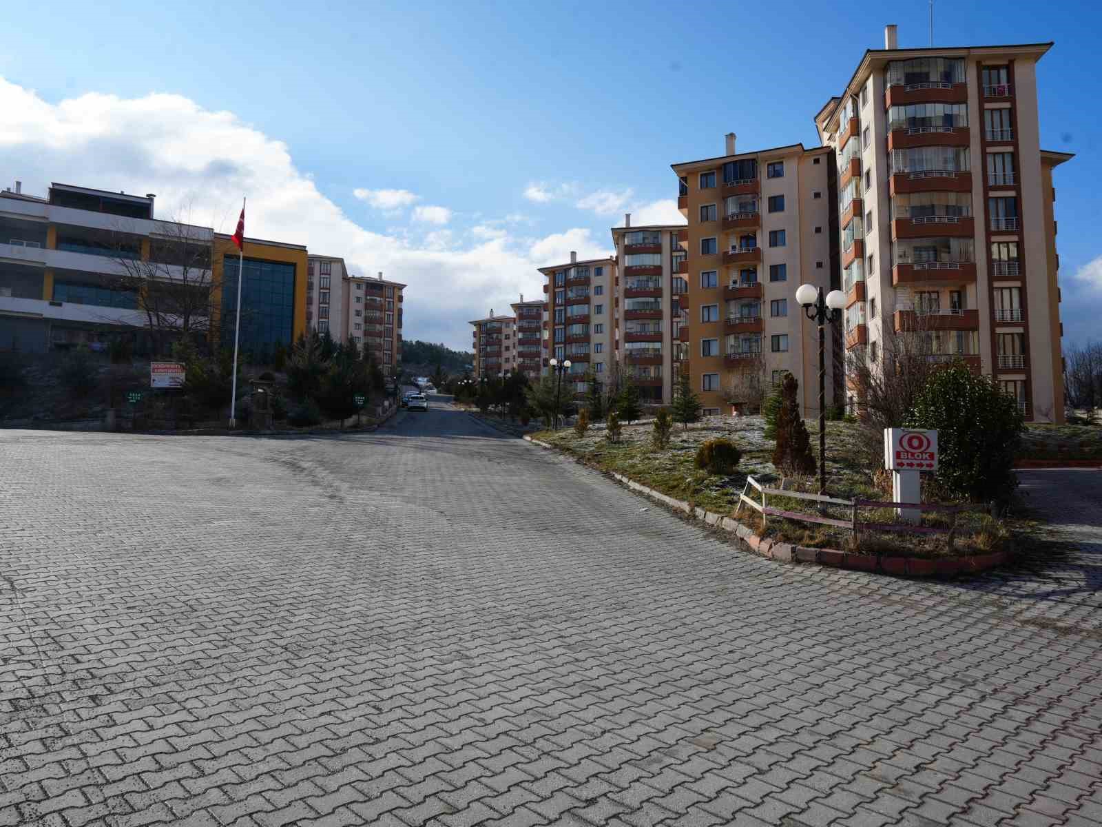 sokak-kopeklerinin-saldirisina-ugrayan-kadini-vatandaslar-kurtardi-o-anlar-kamerada