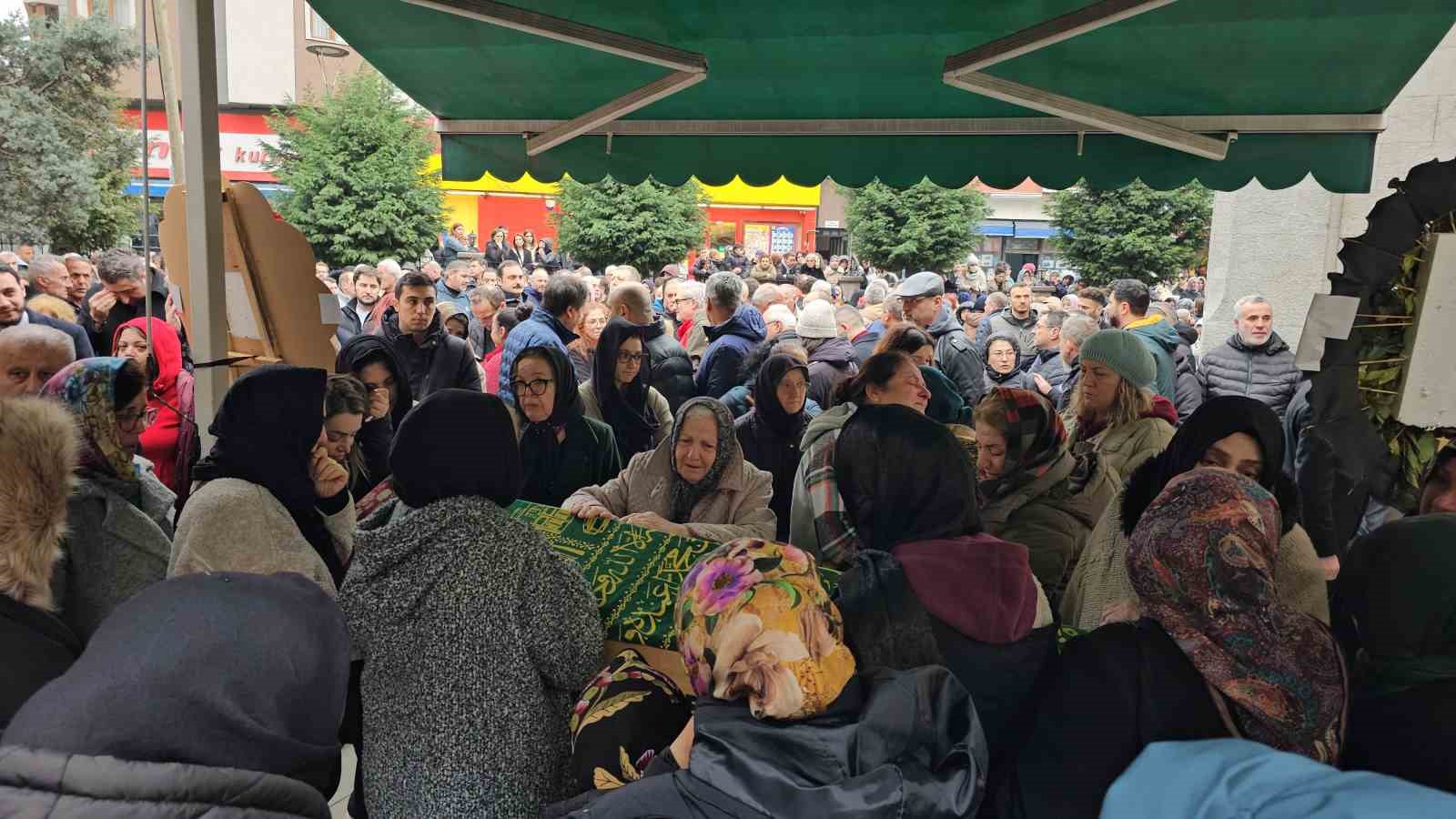 spor-salonunda-fenalasip-hastanede-olen-hemsire-9-ay-once-olen-oglunun-yanina-defnedildi