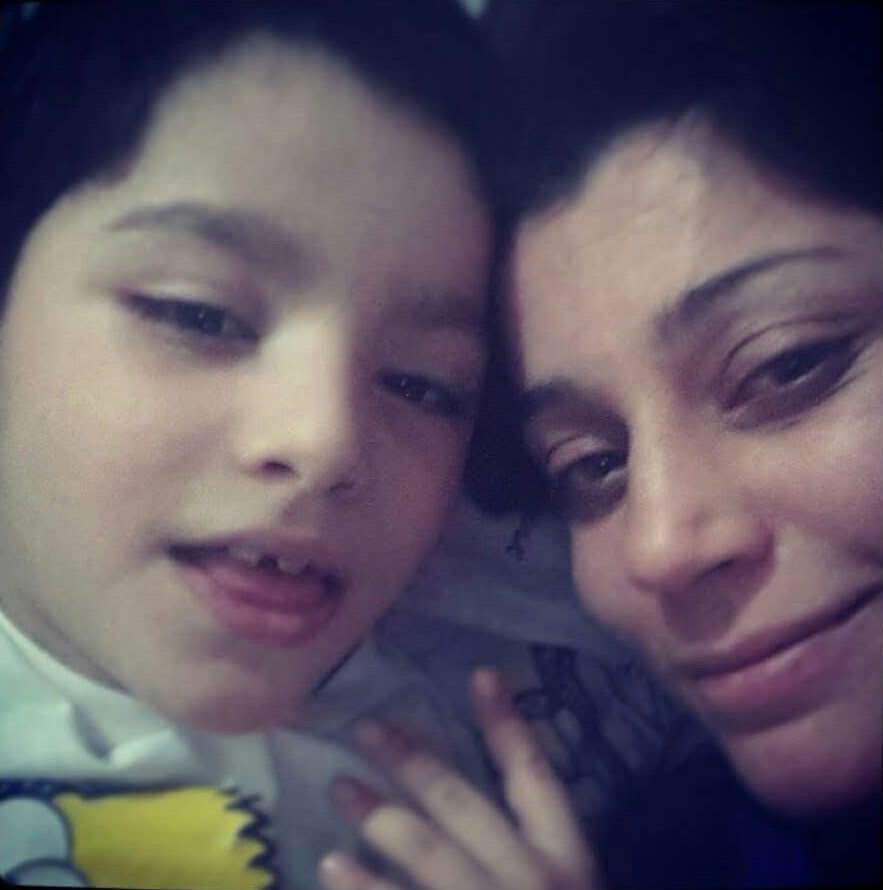 spor-salonunda-fenalasip-hastanede-olen-hemsire-9-ay-once-olen-oglunun-yanina-defnedildi