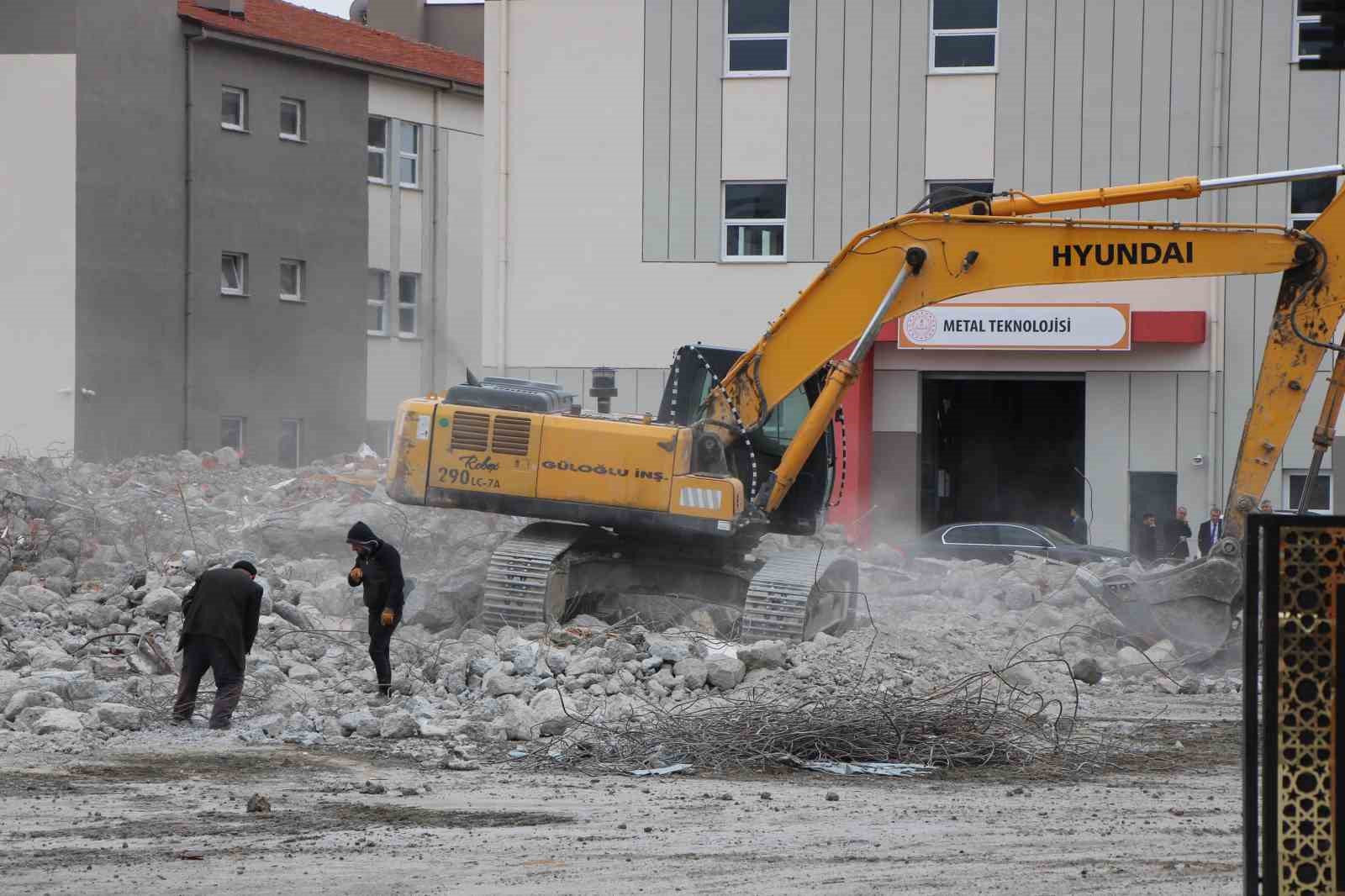 suluovada-40-yillik-okulun-yerine-mesleki-egitim-ussu-yapiliyor