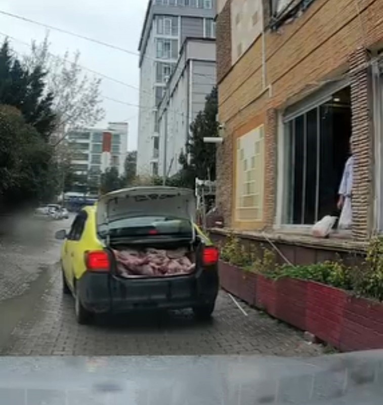 taksinin-bagajinda-uygunsuz-sartlarda-et-sevkiyati-kameraya-yansidi