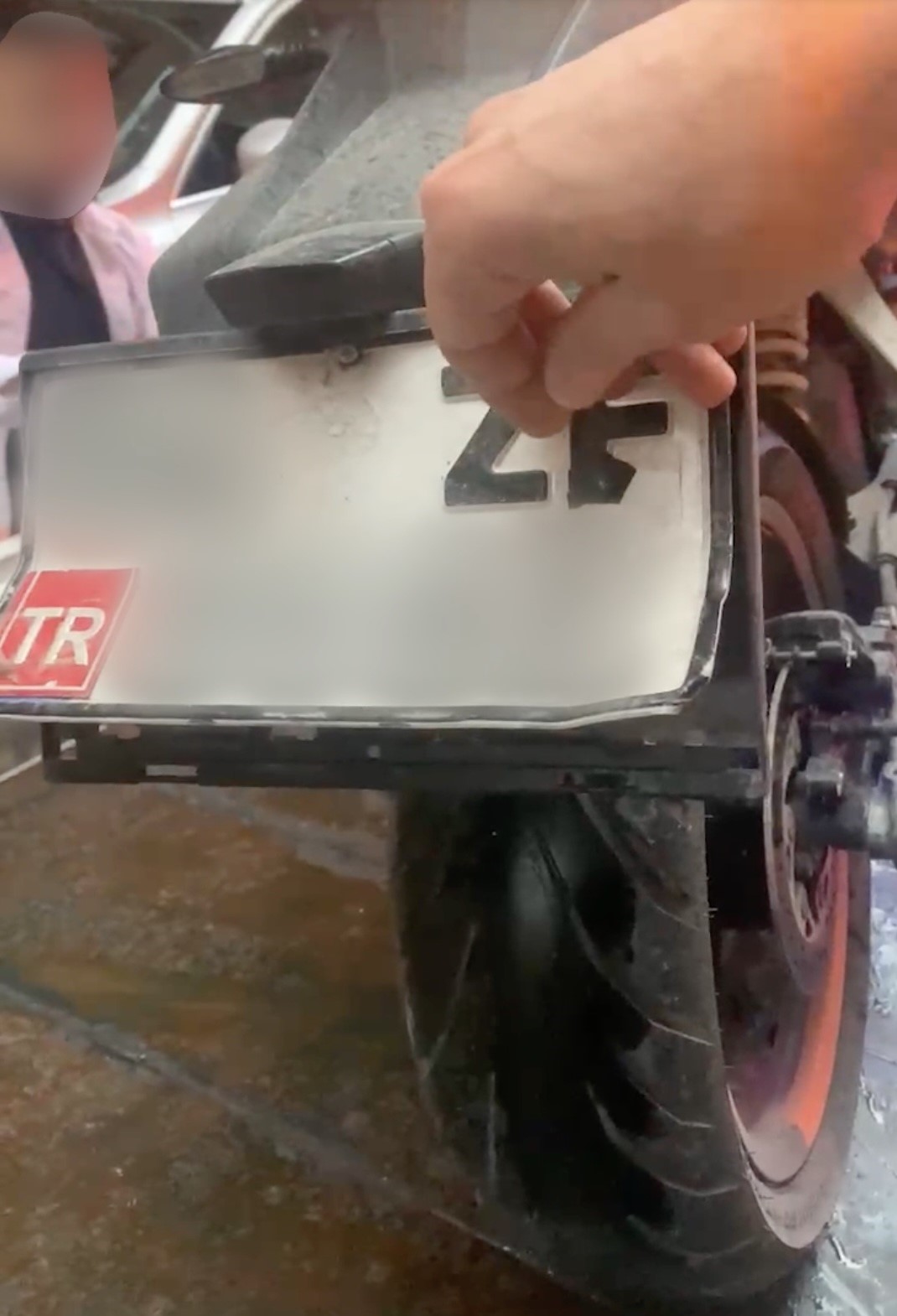 tek-teker-uzerinde-motosiklet-kullanan-surucuye-390-bin-tl-ceza