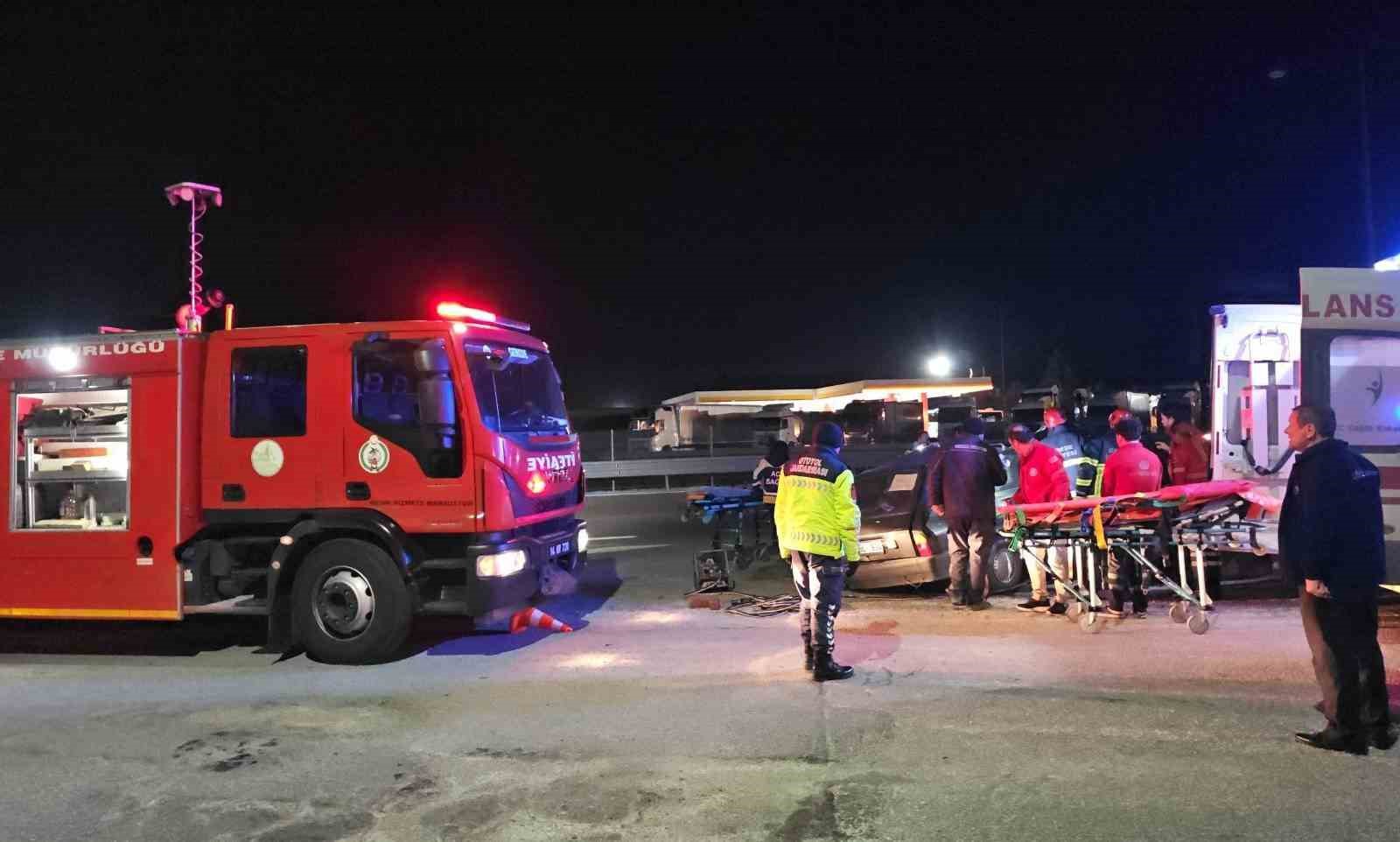 temde-bariyere-carpan-otomobil-parcalandi-2-agir-yarali