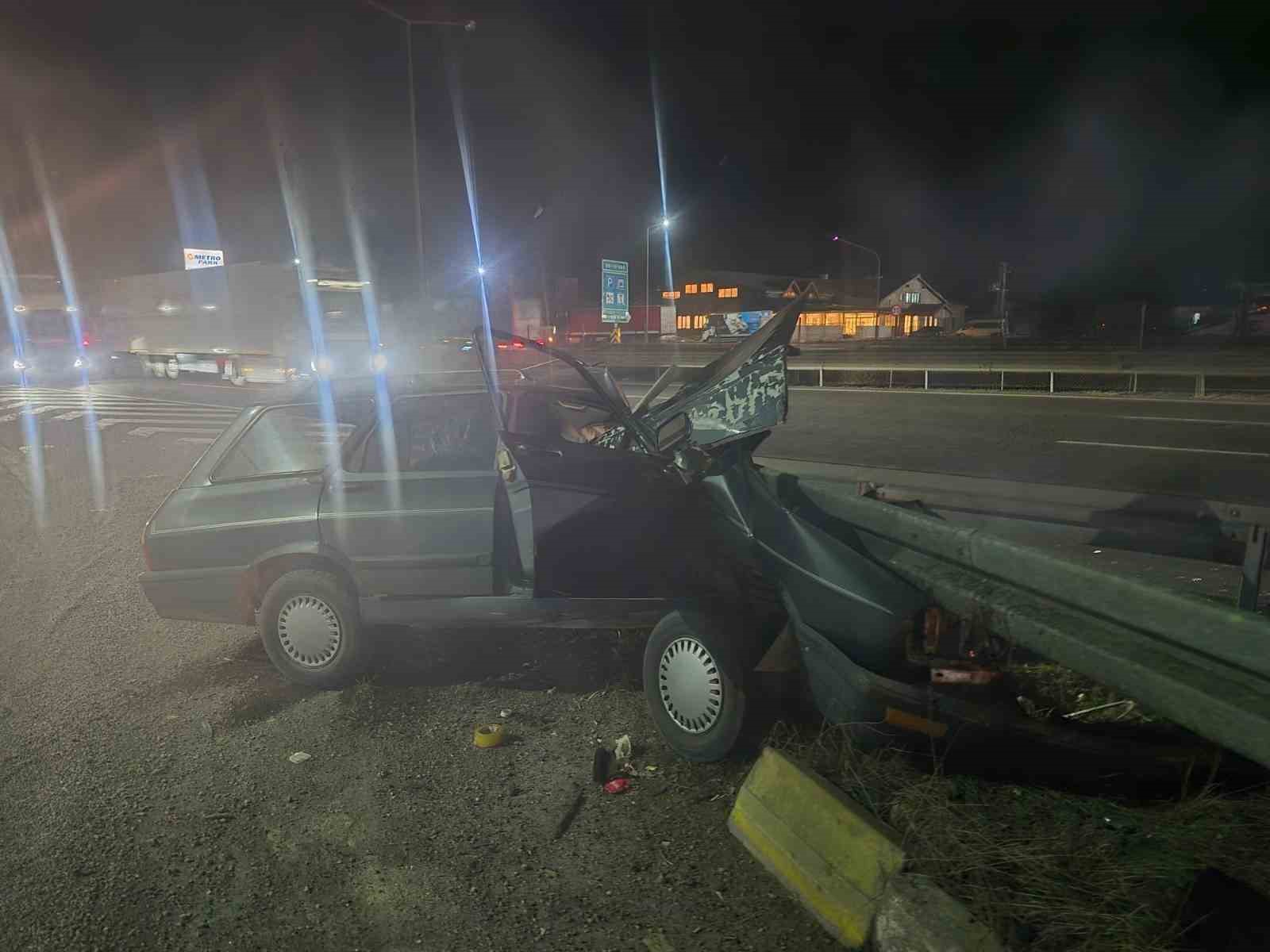 temde-bariyere-carpan-otomobil-parcalandi-2-agir-yarali