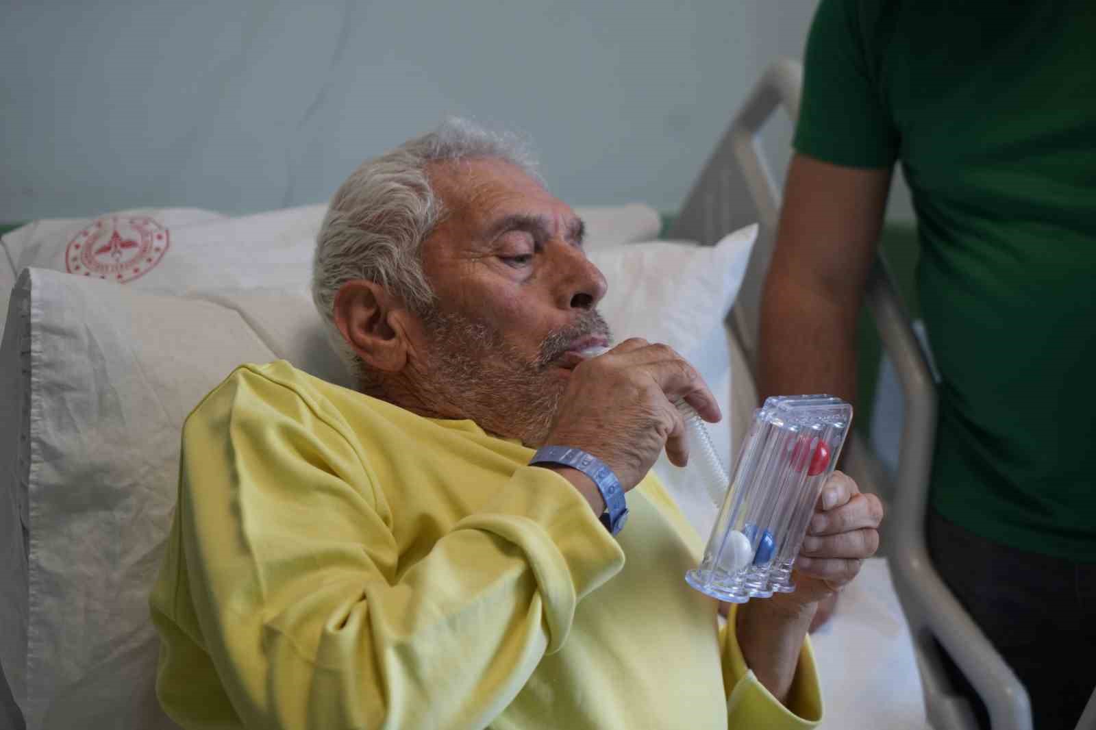 tipta-nadir-vaka-egri-gogus-kafesi-ve-skolyoza-ragmen-kalbi-saatlerce-durdurularak-hayata-donduruldu