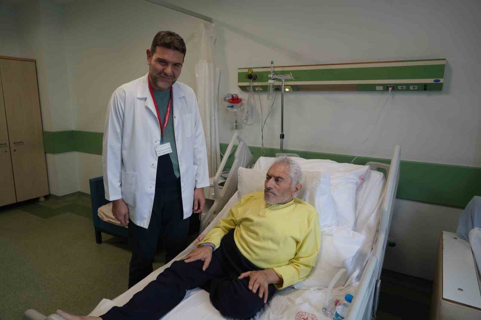 tipta-nadir-vaka-egri-gogus-kafesi-ve-skolyoza-ragmen-kalbi-saatlerce-durdurularak-hayata-donduruldu