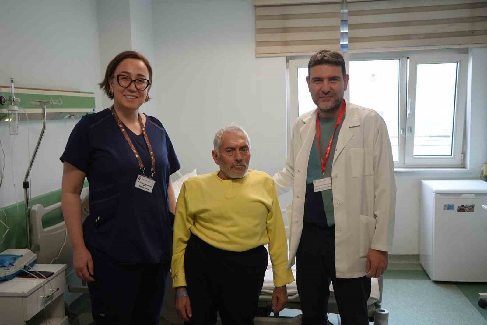 tipta-nadir-vaka-egri-gogus-kafesi-ve-skolyoza-ragmen-kalbi-saatlerce-durdurularak-hayata-donduruldu