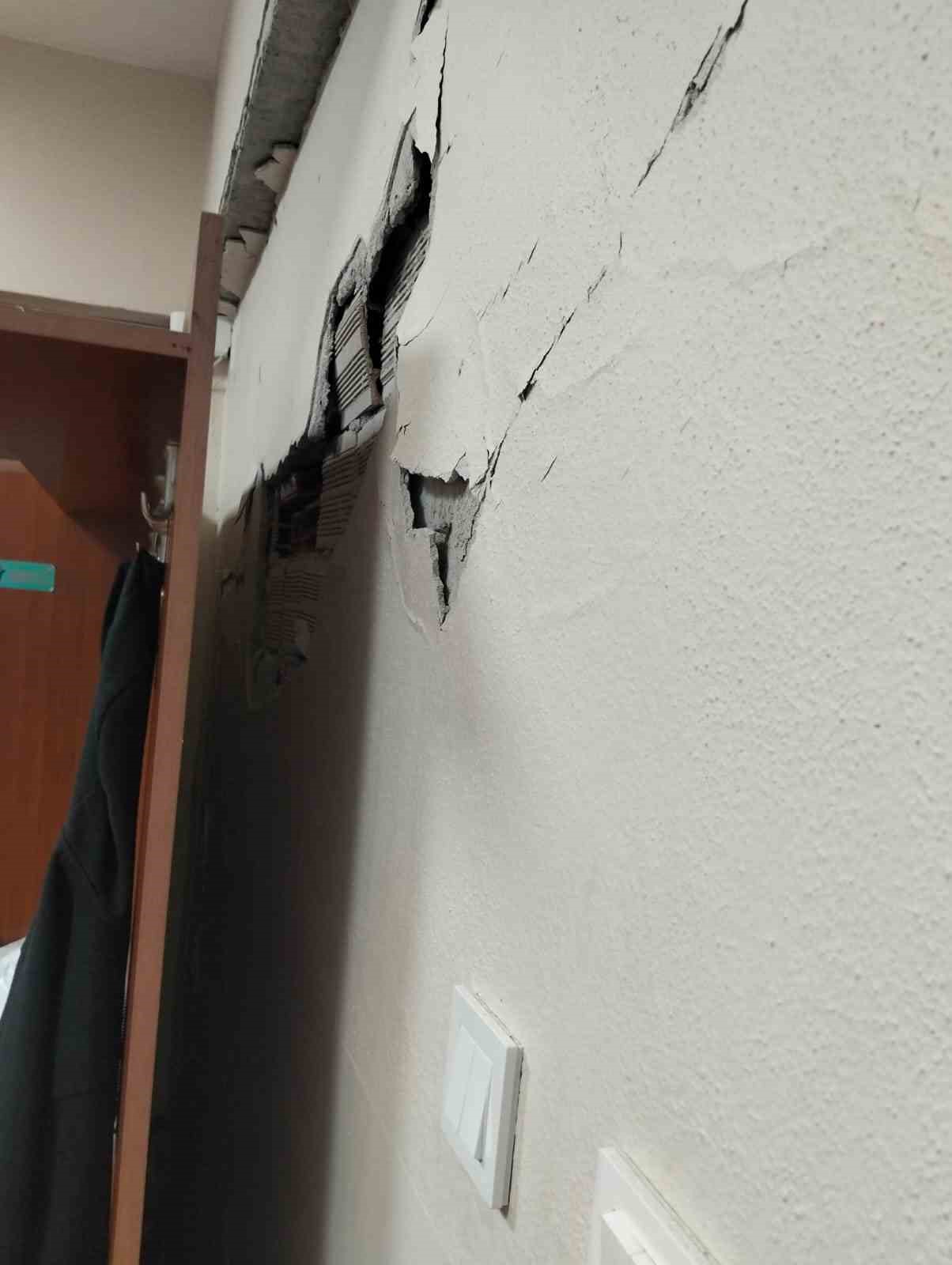 tokatta-55-buyuklugundeki-deprem-okul-duvarlarini-catlatti