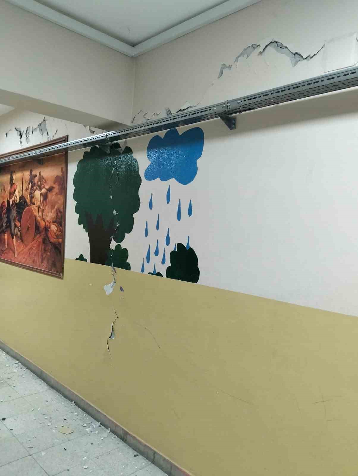 tokatta-55-buyuklugundeki-deprem-okul-duvarlarini-catlatti