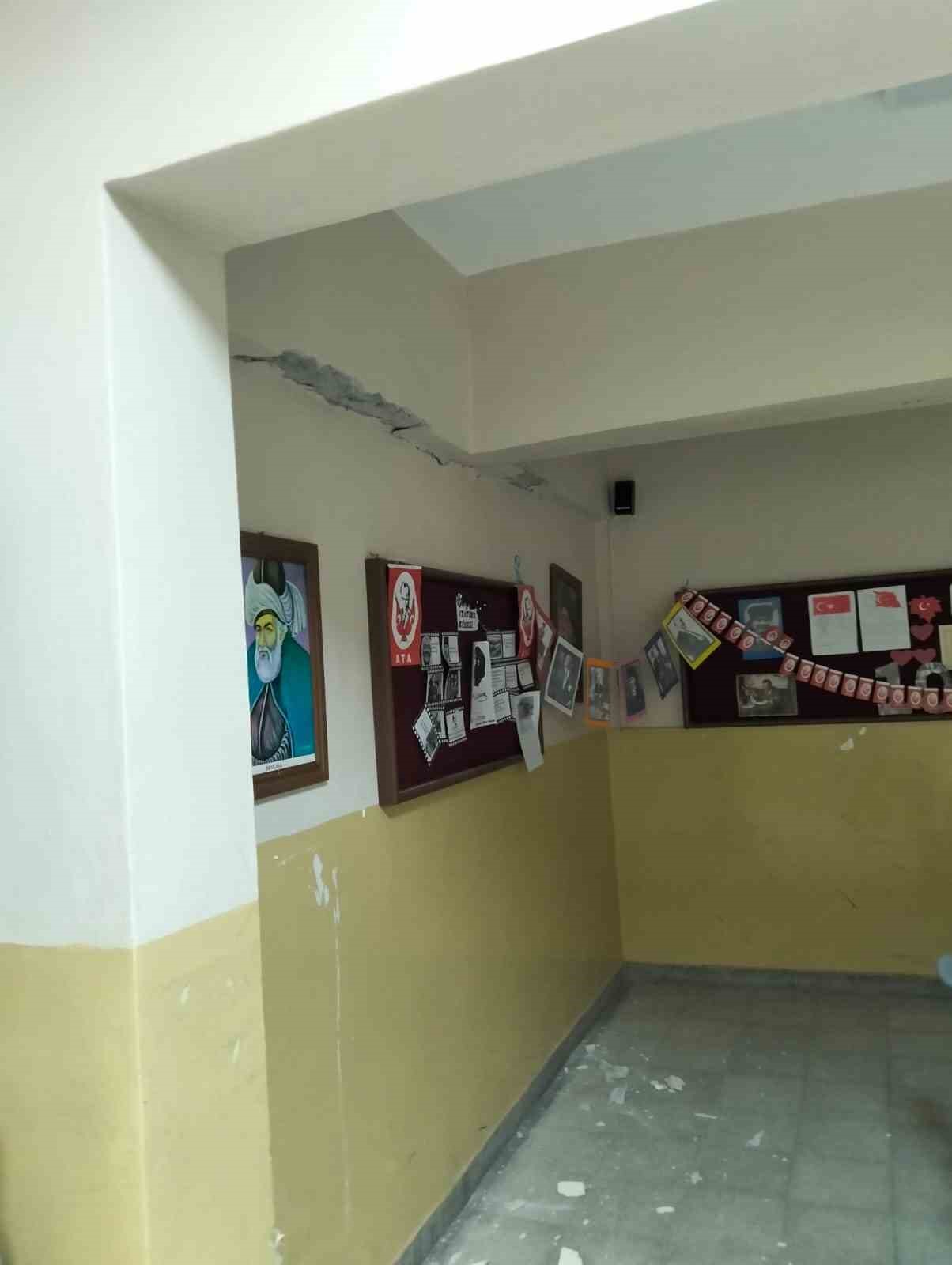 tokatta-55-buyuklugundeki-deprem-okul-duvarlarini-catlatti