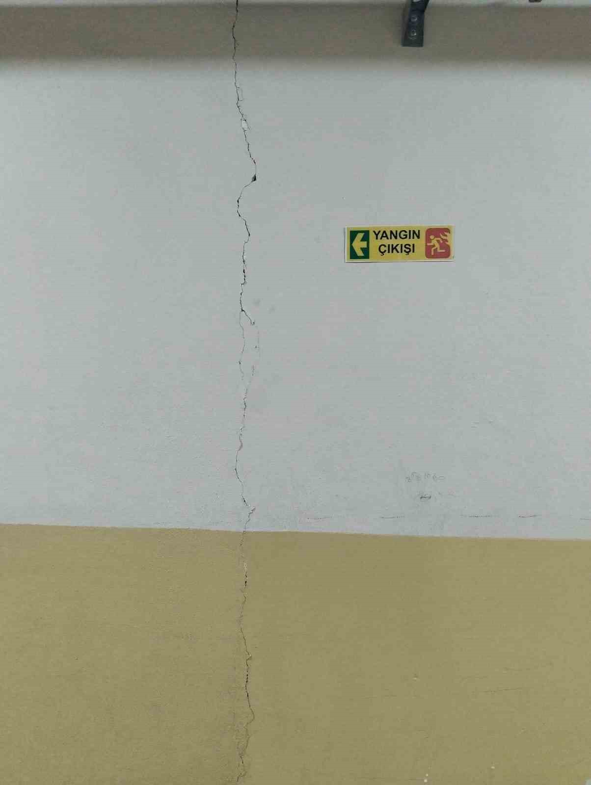 tokatta-55-buyuklugundeki-deprem-okul-duvarlarini-catlatti