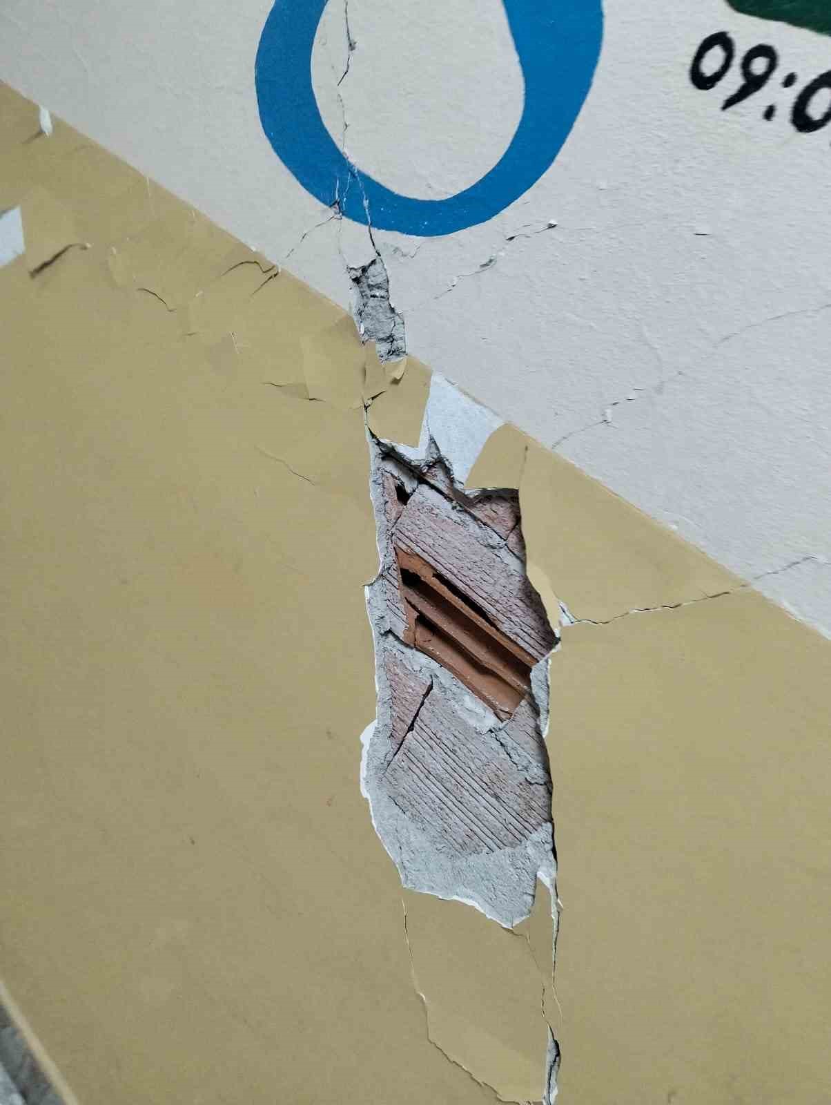 tokatta-55-buyuklugundeki-deprem-okul-duvarlarini-catlatti