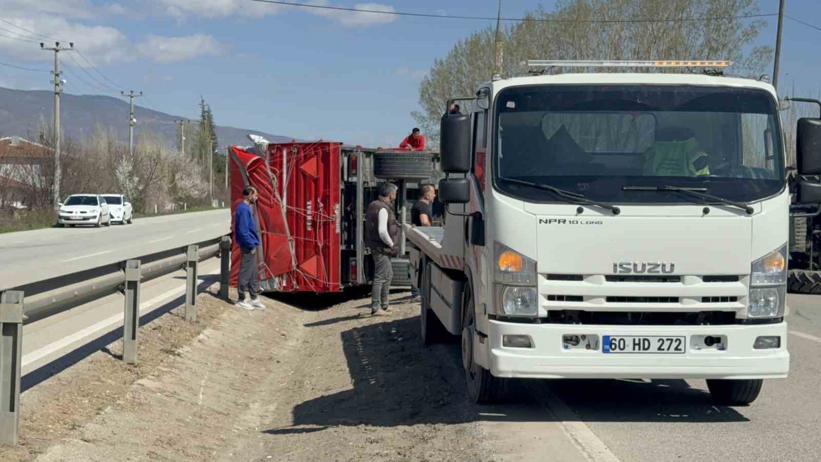 tokatta-gubre-yuklu-traktor-devrildi