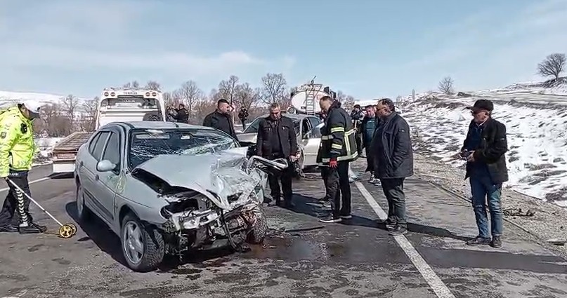 tokatta-iki-otomobil-kafa-kafaya-carpisti-4-yarali