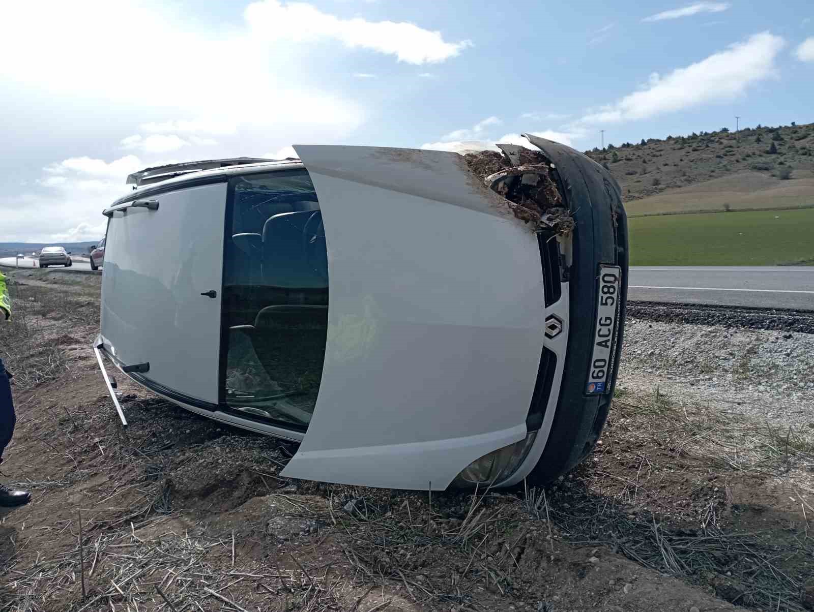 tokatta-kaza-yapan-otomobil-devrildi-3-yarali