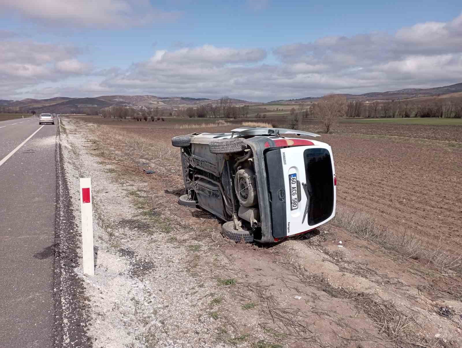 tokatta-kaza-yapan-otomobil-devrildi-3-yarali