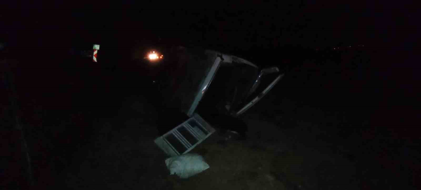 tokatta-minibus-devrildi-1-yarali