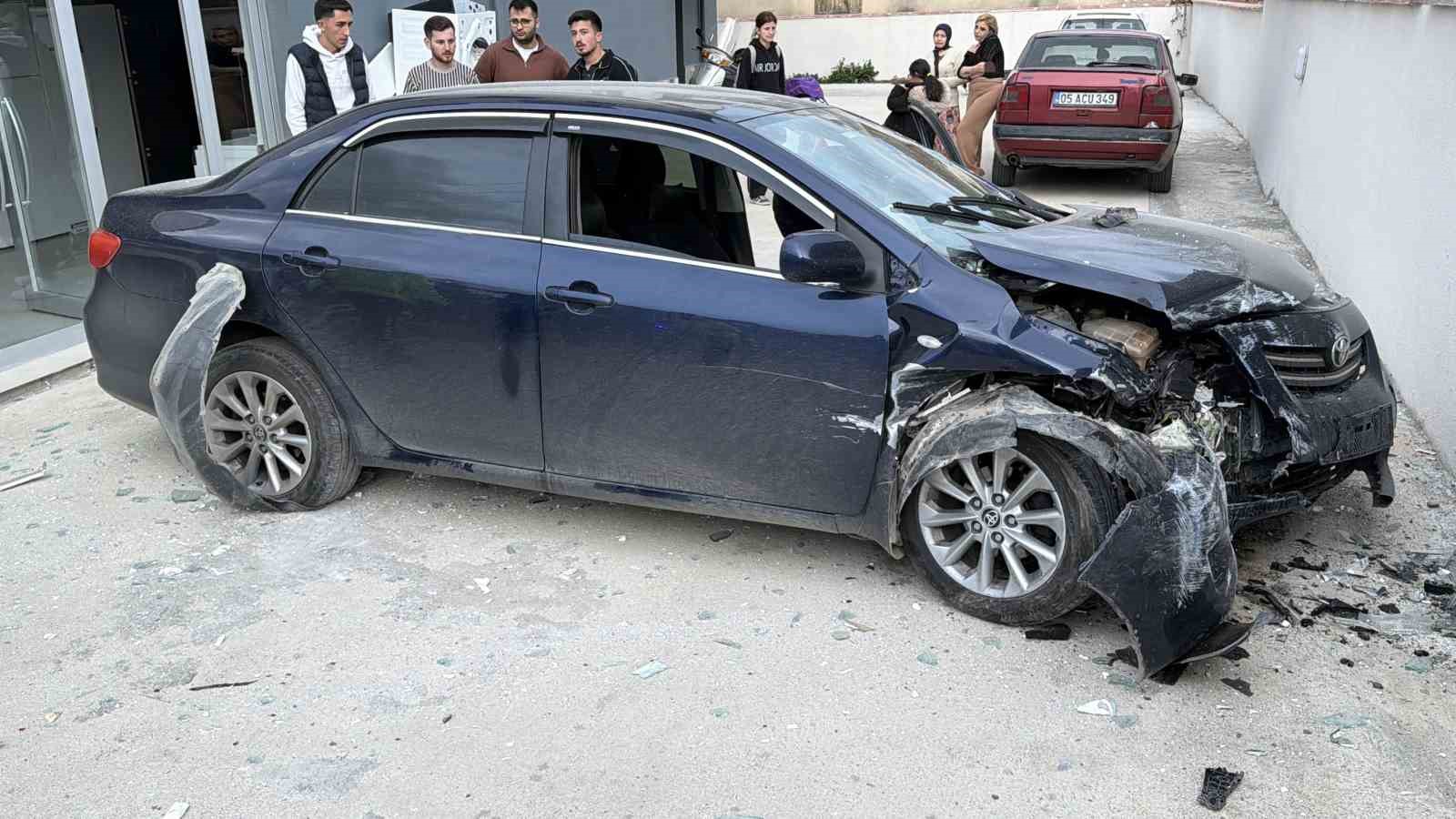 tokatta-otomobil-markete-girdi-2-yarali