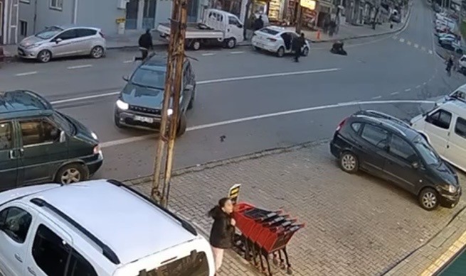 trabzonda-otomobilin-carptigi-genc-kadin-metrelerce-savruldu-o-anlar-kamerada