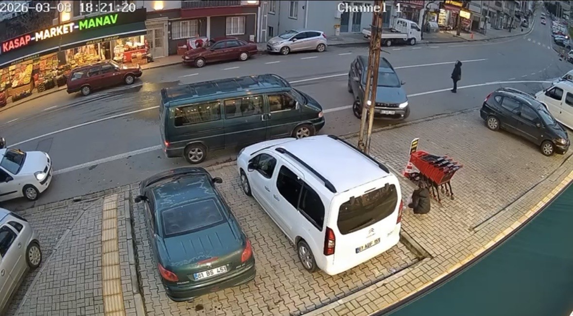 trabzonda-otomobilin-carptigi-genc-kadin-metrelerce-savruldu-o-anlar-kamerada