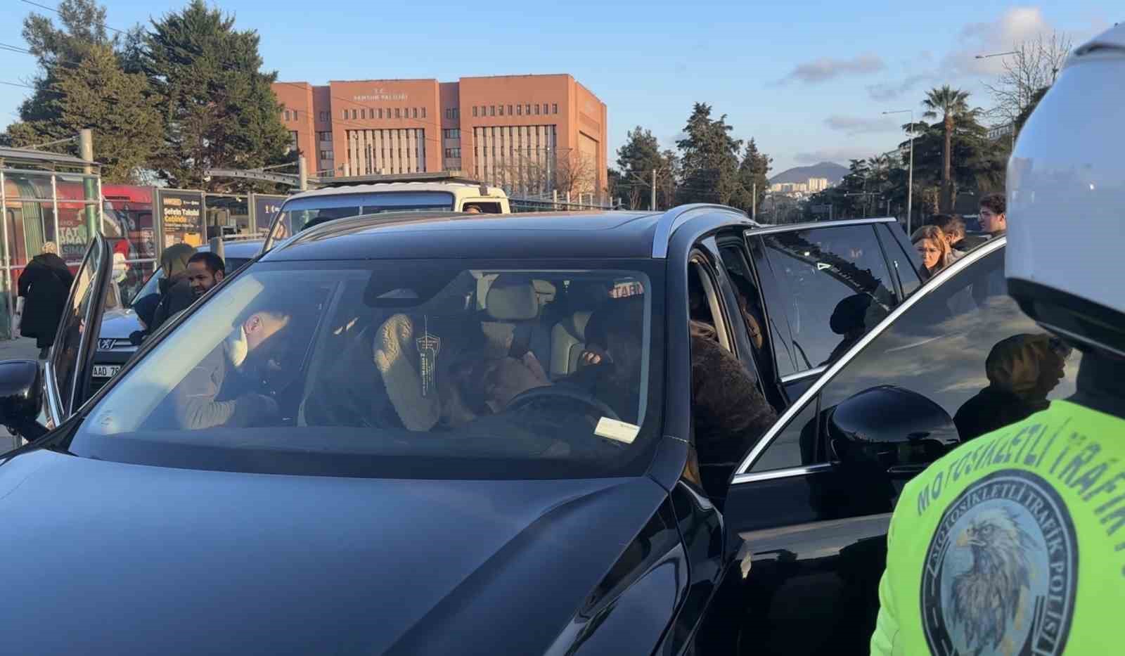 trafikte-direksiyon-basinda-fenalasan-surucu-hastaneye-kaldirildi