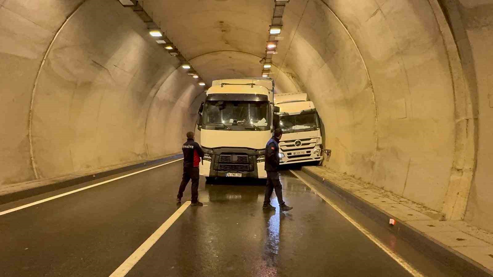 tunelde-iki-tir-carpisti-1-yarali