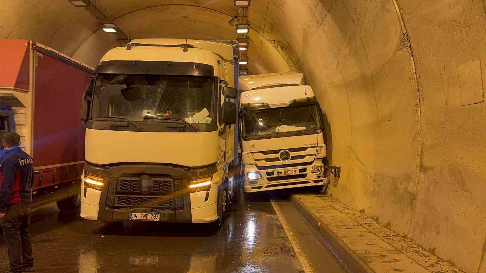 tunelde-iki-tir-carpisti-1-yarali