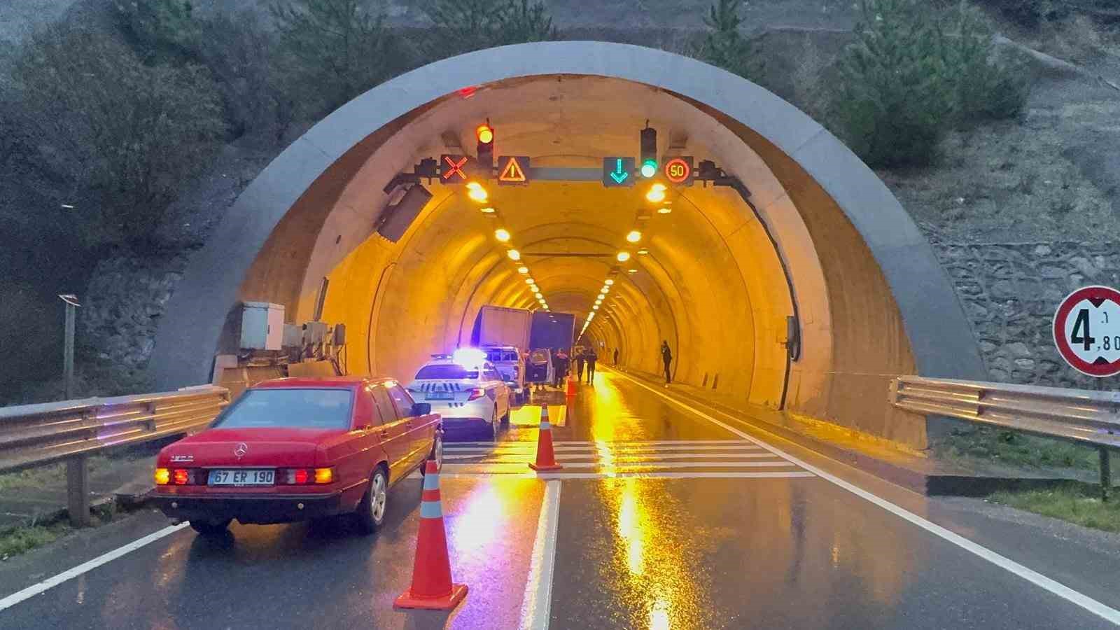 tunelde-iki-tir-carpisti-1-yarali