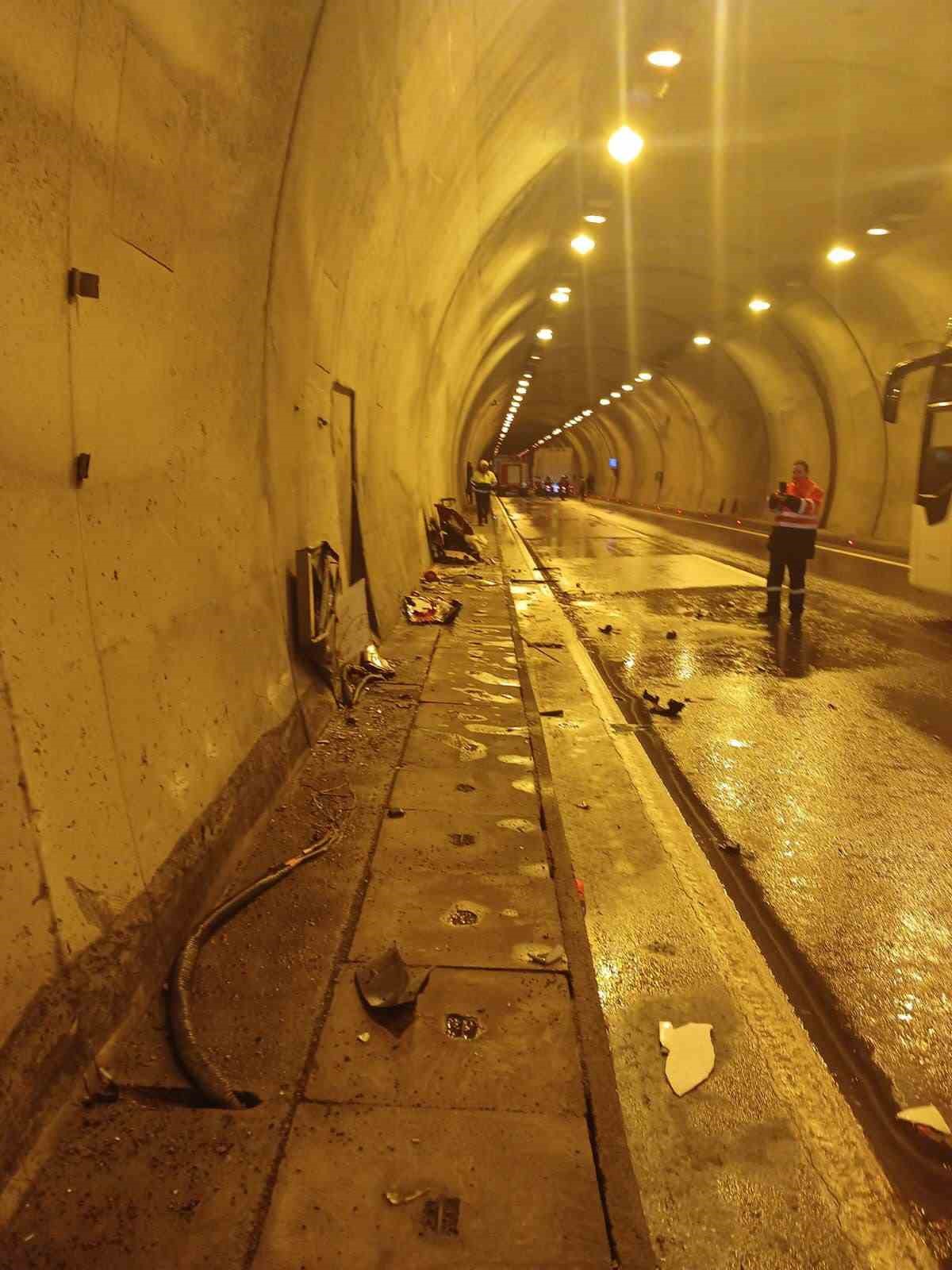tunelde-iki-tir-carpisti-1-yarali