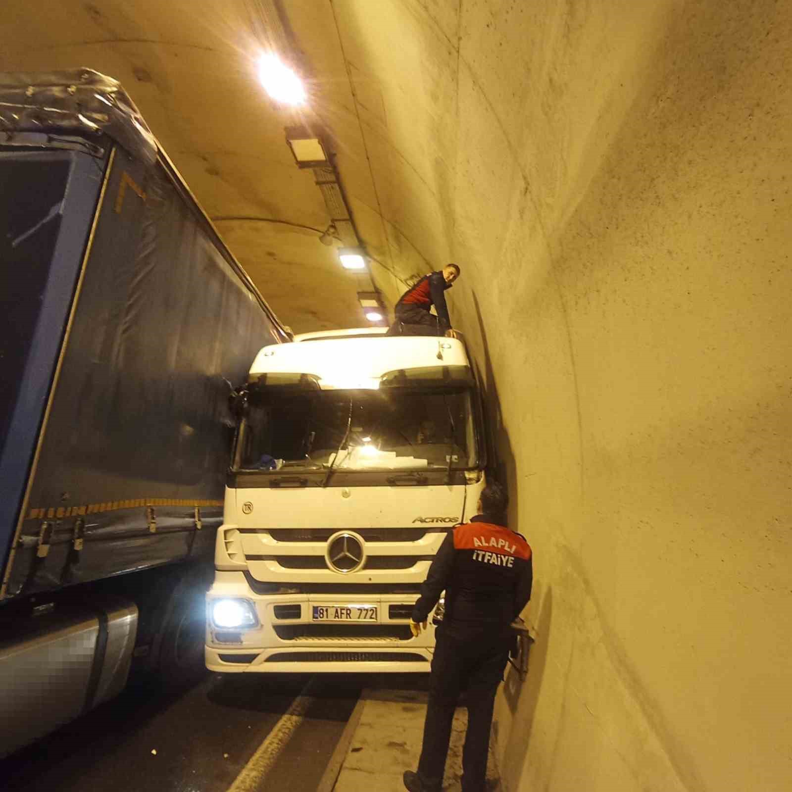 tunelde-iki-tir-carpisti-1-yarali