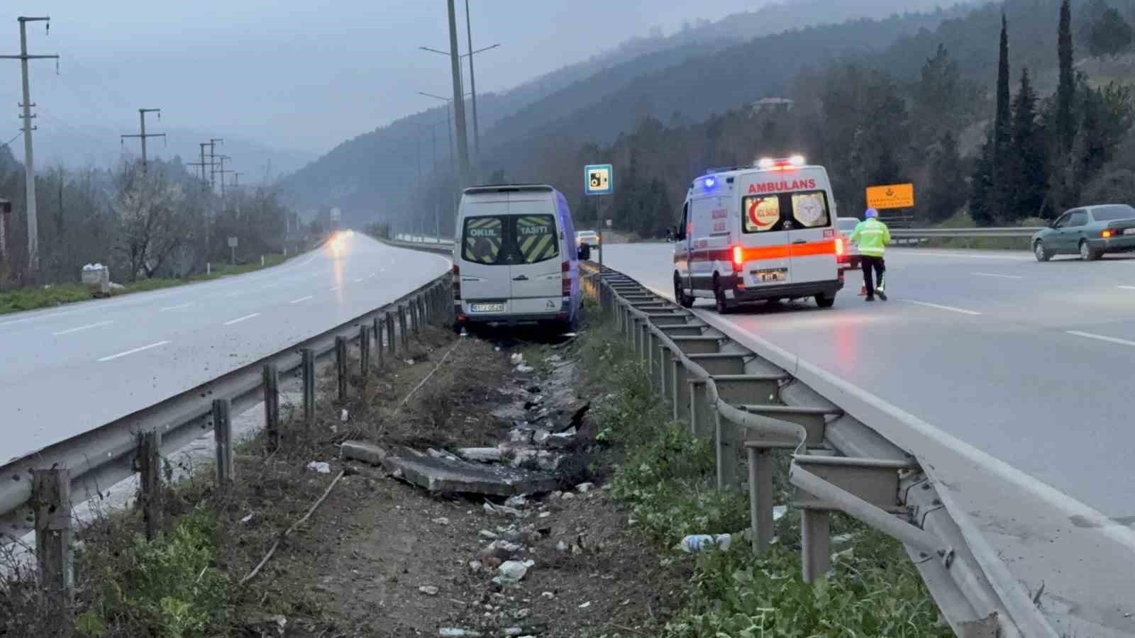 tur-minibusu-kaza-yapti-4-yarali