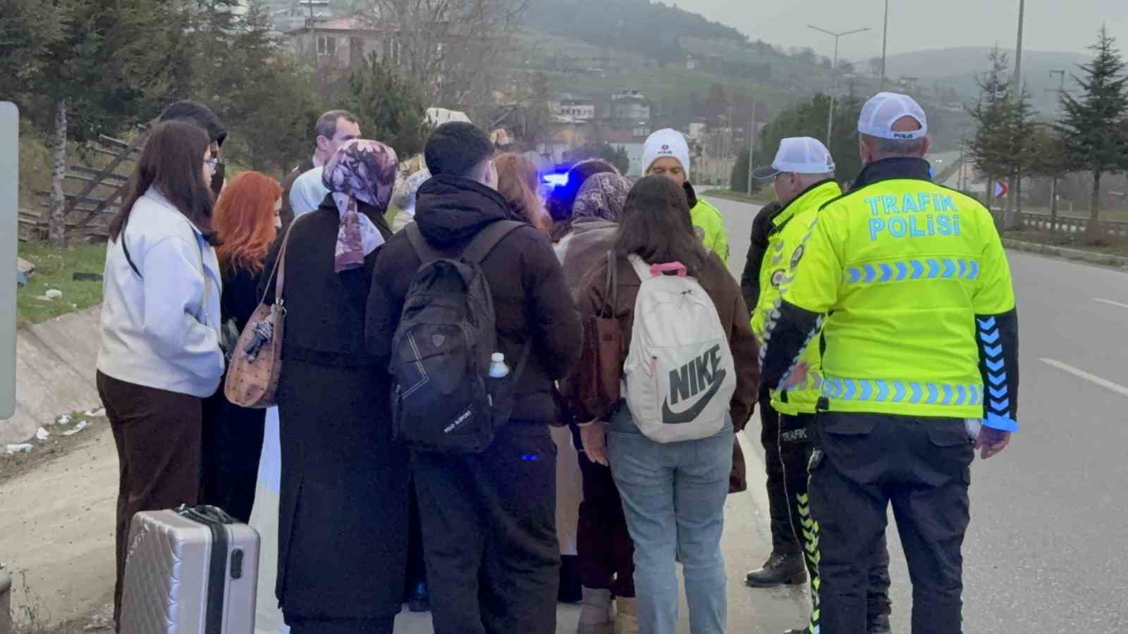 tur-minibusu-kaza-yapti-4-yarali