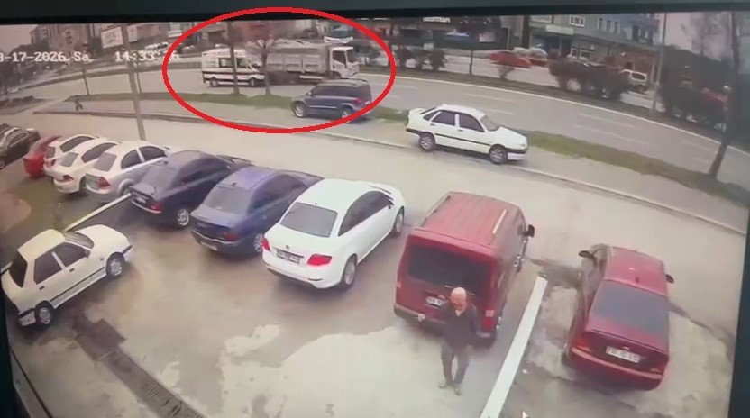 vakaya-giden-ambulansin-kaza-ani-kamerada-1-olu-3-yarali