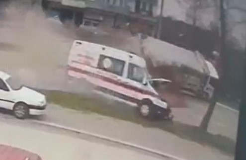 vakaya-giden-ambulansin-kaza-ani-kamerada-1-olu-3-yarali