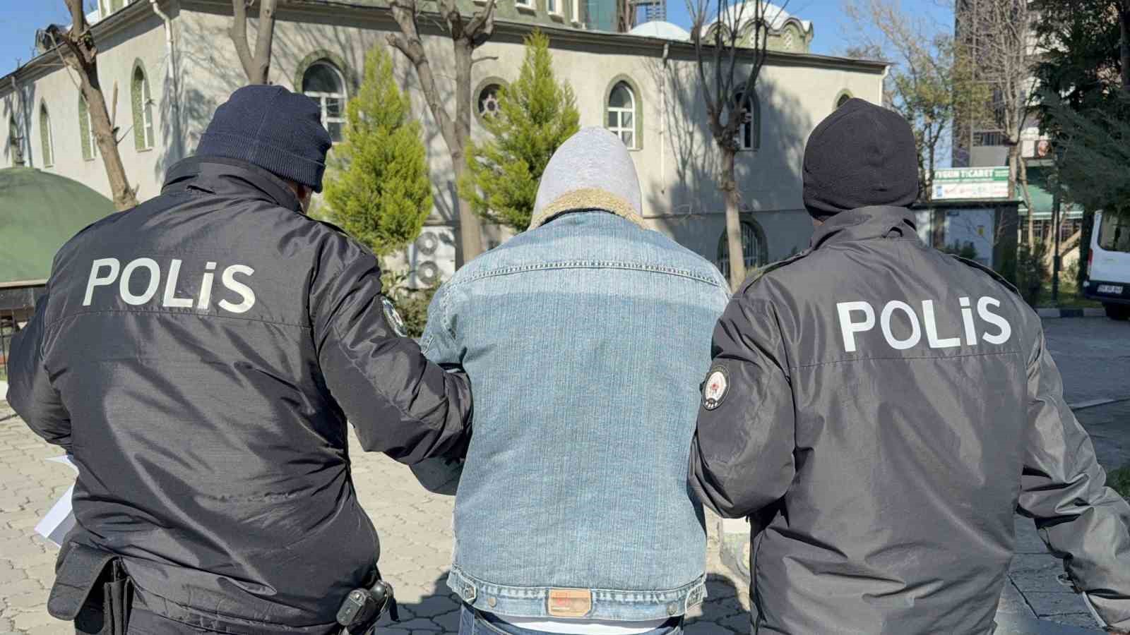 yanlis-kisiyi-darbeden-kafes-dovuscusu-tutuklandi