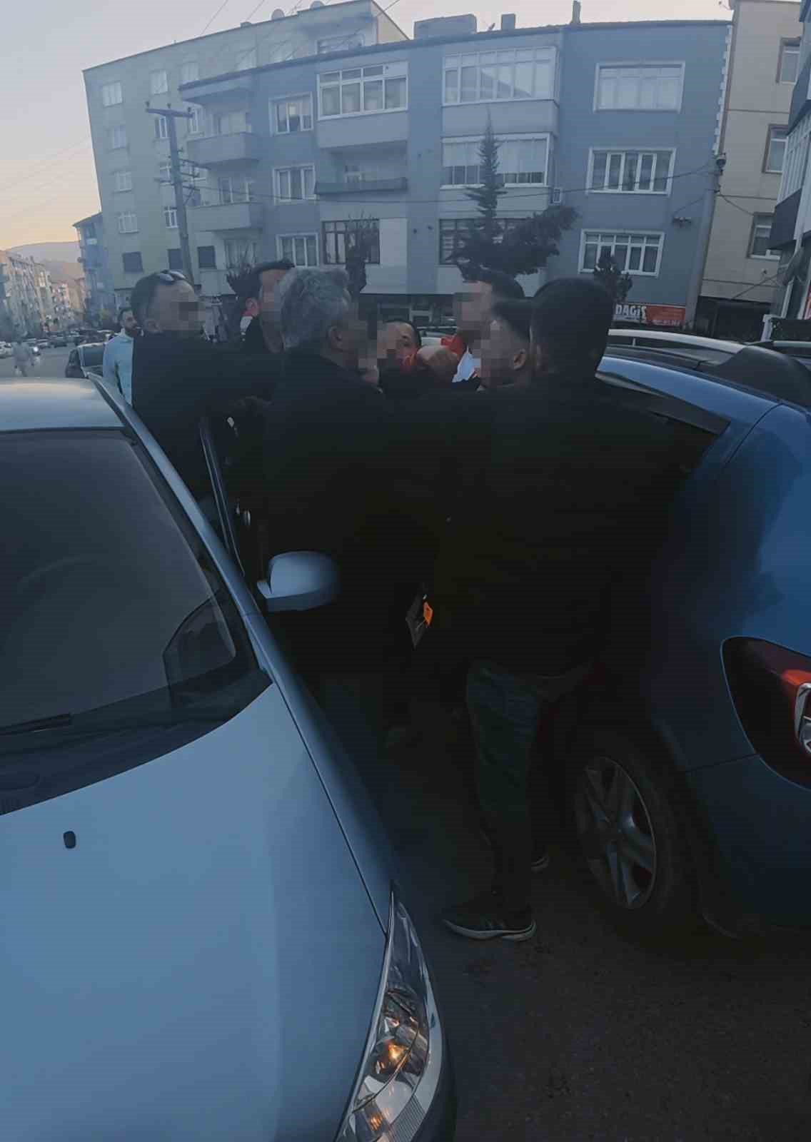 yol-verme-kavgasinda-bicak-ceken-adami-vatandaslar-engelledi