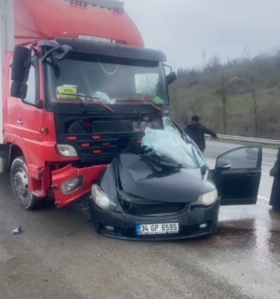 zonguldakta-araciyla-kamyona-carpan-polis-surucu-agir-yaralandi