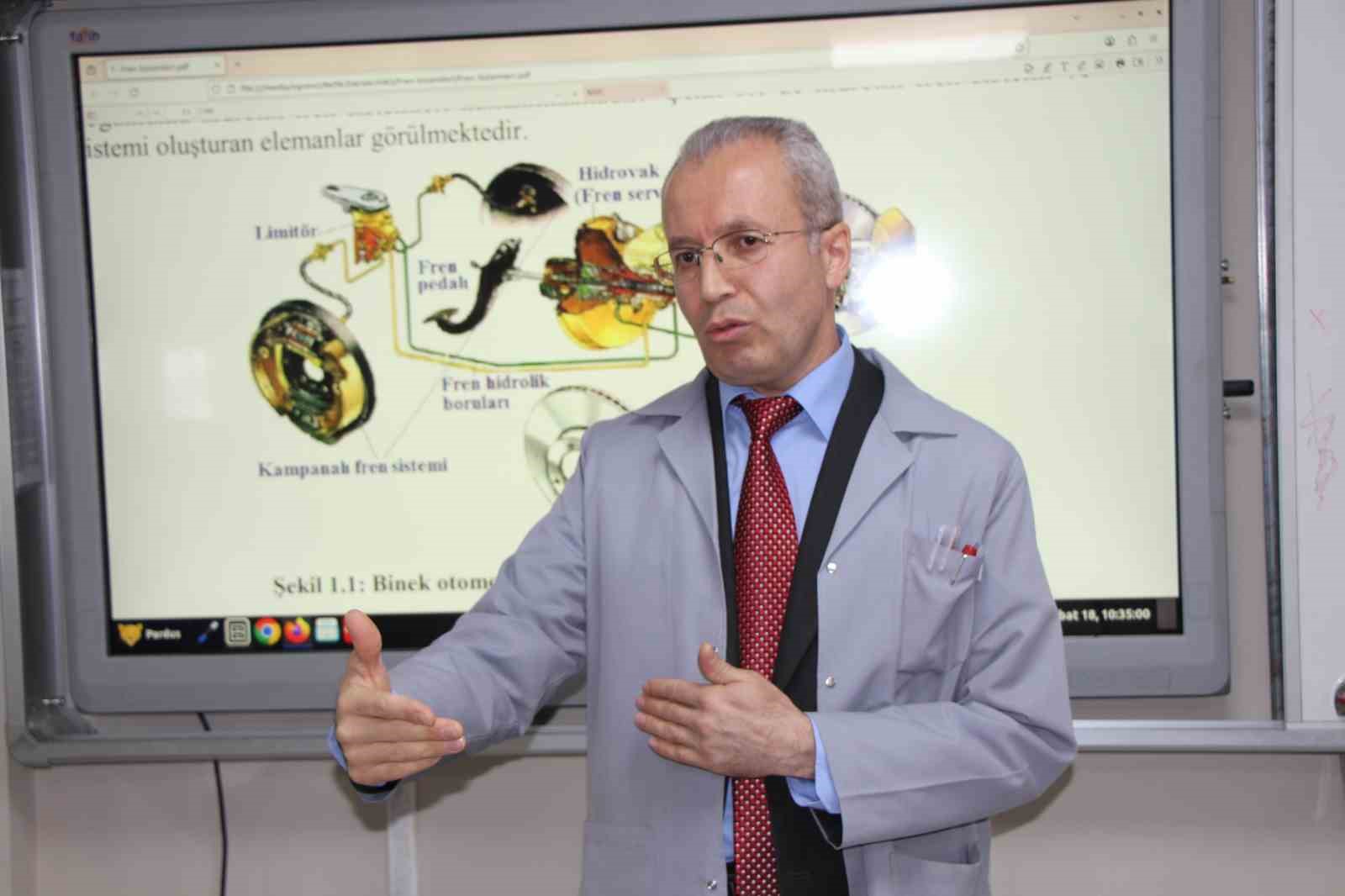 45-yasinda-polislikten-ayrilip-ogretmen-oldu-emekliligini-20-yil-uzatti