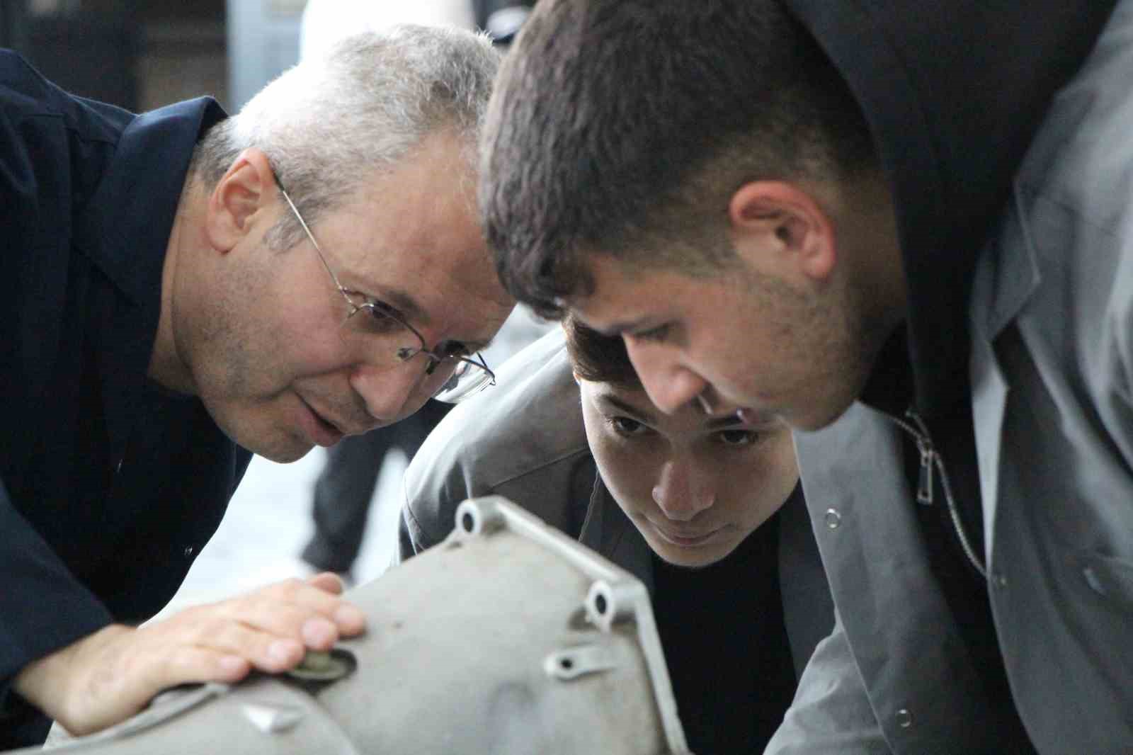 45-yasinda-polislikten-ayrilip-ogretmen-oldu-emekliligini-20-yil-uzatti