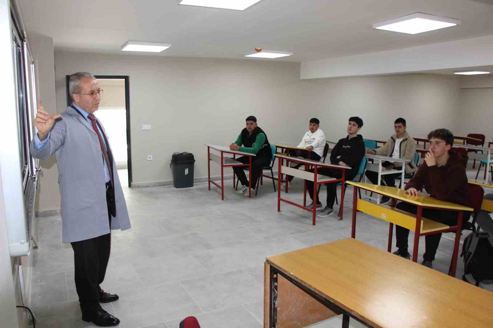 45-yasinda-polislikten-ayrilip-ogretmen-oldu-emekliligini-20-yil-uzatti