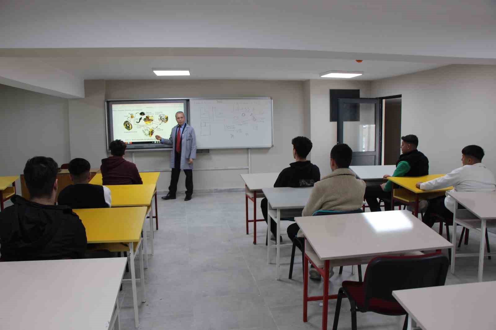 45-yasinda-polislikten-ayrilip-ogretmen-oldu-emekliligini-20-yil-uzatti