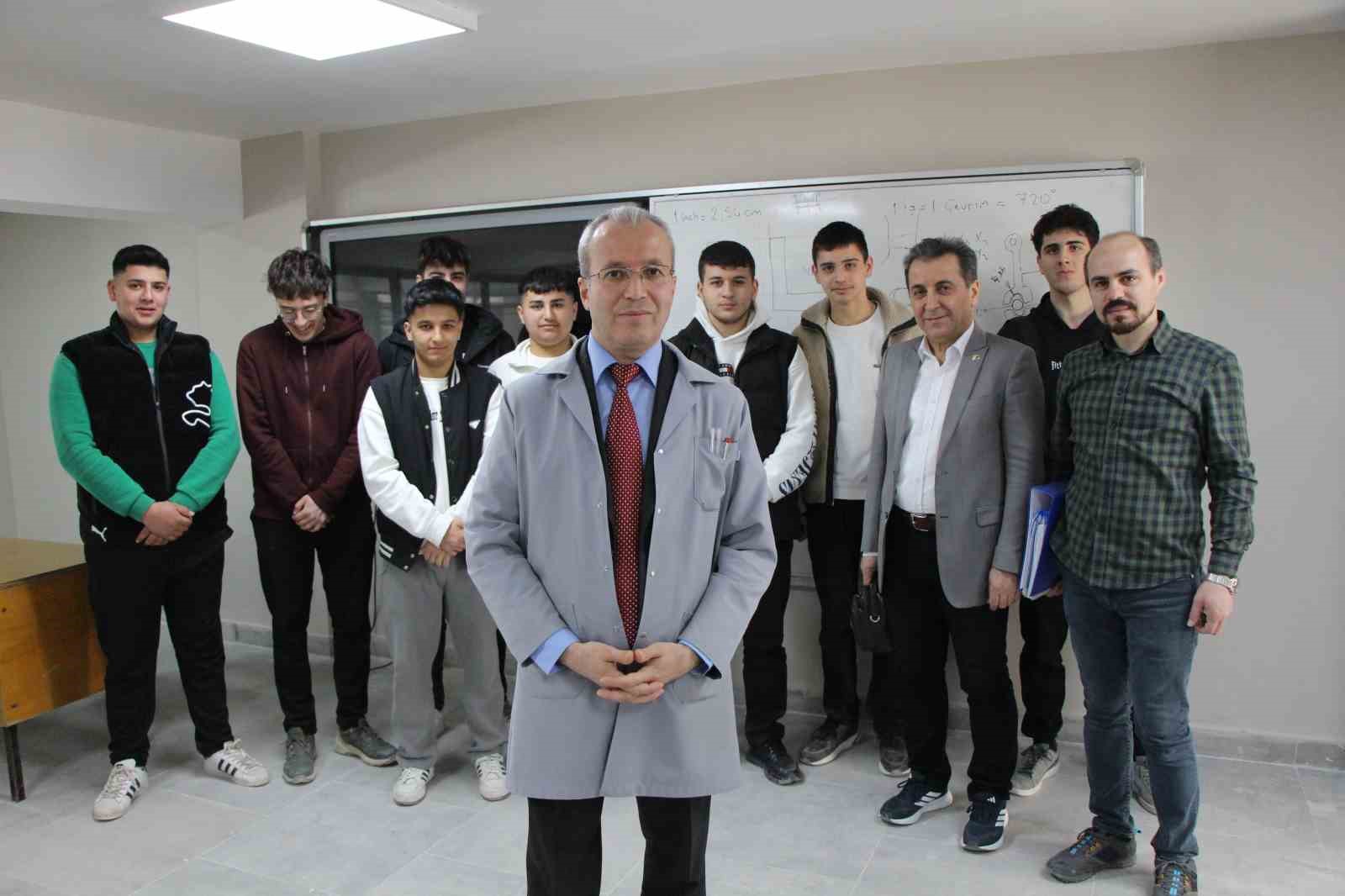 45-yasinda-polislikten-ayrilip-ogretmen-oldu-emekliligini-20-yil-uzatti